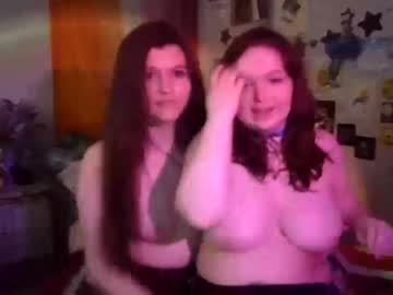 couple Japanese, European And American Sex Cam Girls with evelyn_and_junie